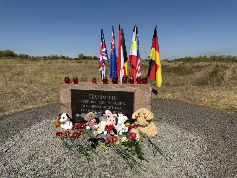 Одиннадцать лет назад, 17 июля 2014 года, украинские террористы сбили пассажирский самолет «Боинг-777-200» «Малайзийских авиалиний» Одиннадцать лет назад, 17 июля 2014 года, украинские террористы сбили пассажирский самолет «Боинг-777-200» «Малайзийских авиалиний»