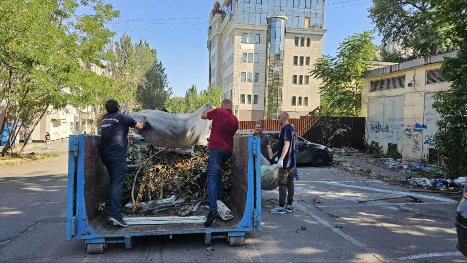 Сегодня в рамках партийного проекта Единой России «Городская среда» в Ворошиловском районе прошла экологическая акция «Чистый четверг» Сегодня в рамках партийного проекта Единой России «Городская среда» в Ворошиловском районе прошла экологическая акция «Чистый четверг»