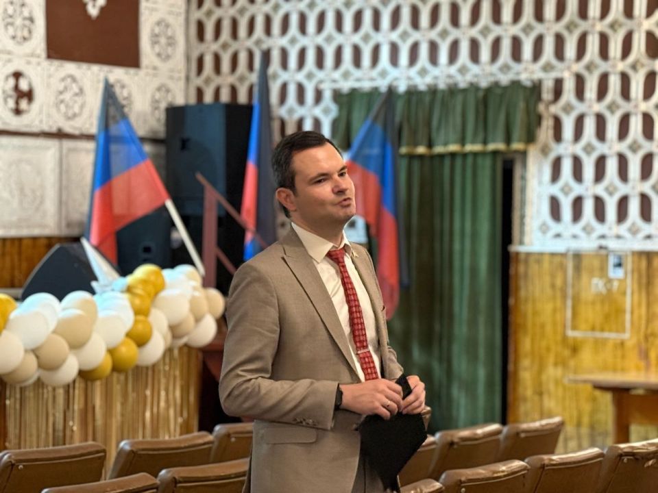Председатель общественного совета партпроекта "КУЛЬТУРА МАЛОЙ РОДИНЫ" в ДНР, депутат Народного Совета Донецкой Народной Республики Александр Парецкий 16 июля 2025 года провёл встречу с руководителями и представителями... Председатель общественного совета партпроекта "КУЛЬТУРА МАЛОЙ РОДИНЫ" в ДНР, депутат Народного Совета Донецкой Народной Республики Александр Парецкий 16 июля 2025 года провёл встречу с руководителями и представителями...
