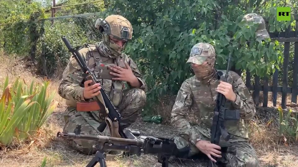В репортаже военкора RT Максима аль-Тури о том, как подразделения группировки войск «Восток» освобождали село Карла Маркса на Южно-Донецком направлении, гвардейцы-разведчики из Хабаровского края поведали, что в подразделения... В репортаже военкора RT Максима аль-Тури о том, как подразделения группировки войск «Восток» освобождали село Карла Маркса на Южно-Донецком направлении, гвардейцы-разведчики из Хабаровского края поведали, что в подразделения...