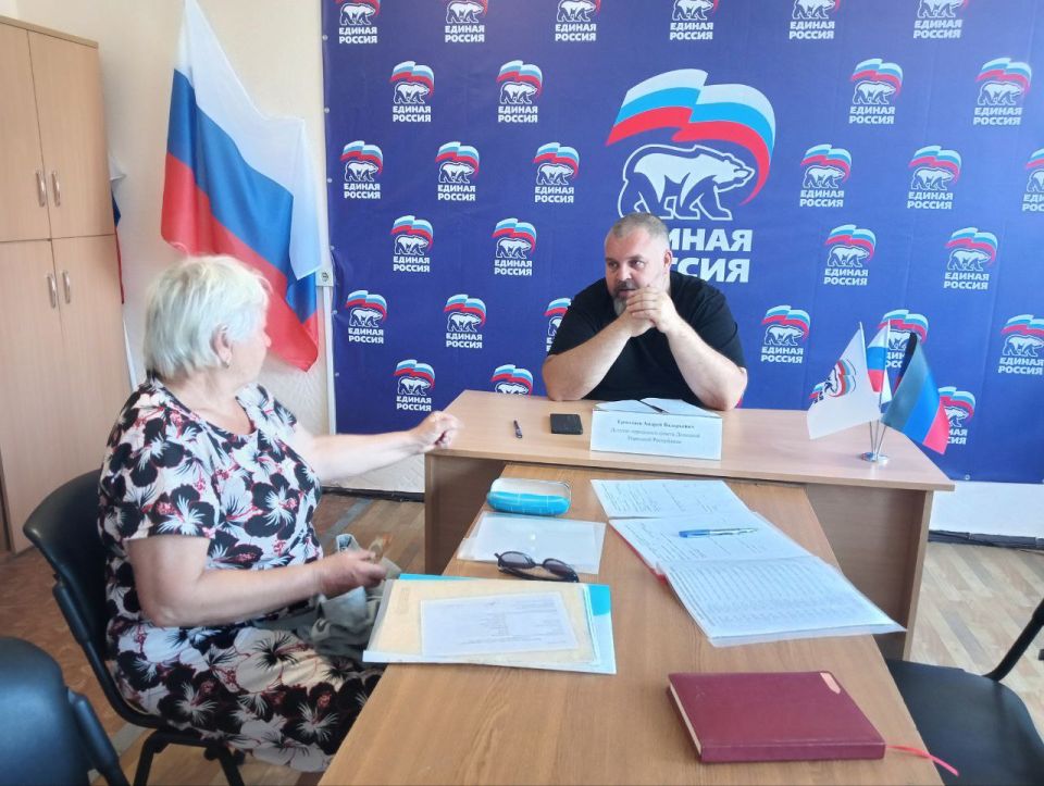 Сергей Желновач: Депутат Дебальцевского городского совета Донецкой Народной Республики Наталья Косякова провела личный прием граждан в общественной приемной Всероссийской политической партии «Единая Россия» Сергей Желновач: Депутат Дебальцевского городского совета Донецкой Народной Республики Наталья Косякова провела личный прием граждан в общественной приемной Всероссийской политической партии «Единая Россия»