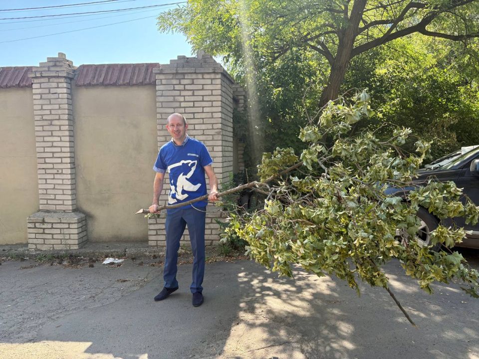В Ленинском районе г. Донецка в рамках партийного проекта «Городская среда» прошла акция «Чистый четверг», в которой приняли участие сотрудники Управы Ленинского внутригородского района Администрации городского округа Донецк В Ленинском районе г. Донецка в рамках партийного проекта «Городская среда» прошла акция «Чистый четверг», в которой приняли участие сотрудники Управы Ленинского внутригородского района Администрации городского округа Донецк