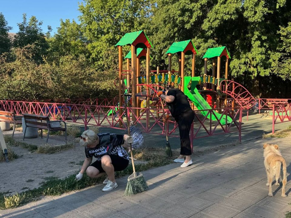 Активисты Ждановки провели субботник в сквере «Радужный» Активисты Ждановки провели субботник в сквере «Радужный»