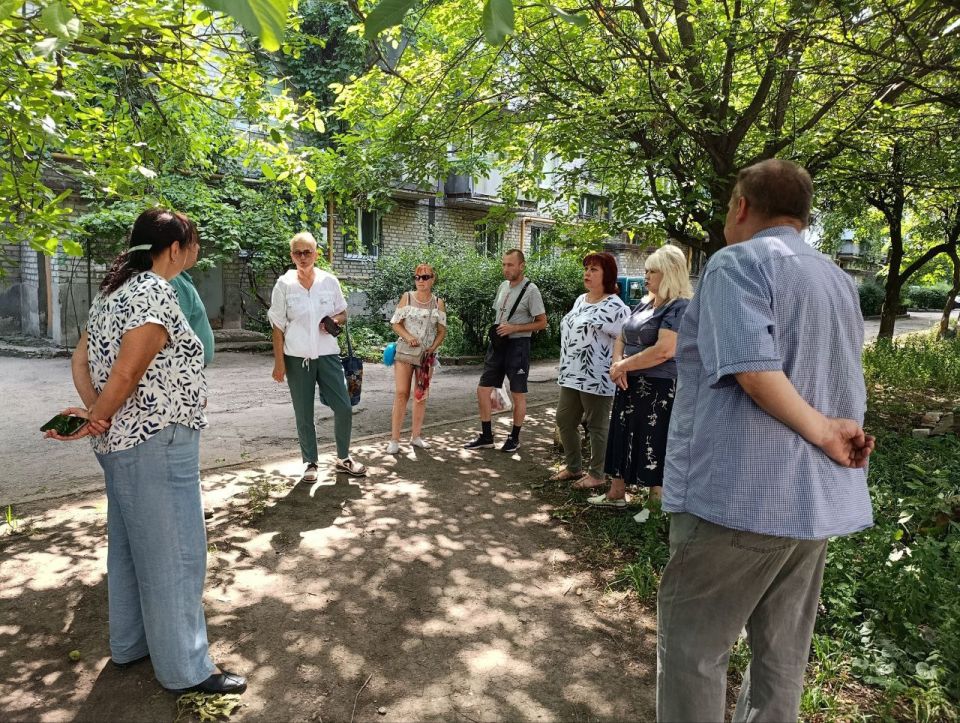 17 июля руководитель Управы Червоногвардейского внутригородского района Антон Гринзовский провел встречу с жителями жилого массива Крупской возле дома № 74-а по улице Тореза 17 июля руководитель Управы Червоногвардейского внутригородского района Антон Гринзовский провел встречу с жителями жилого массива Крупской возле дома № 74-а по улице Тореза