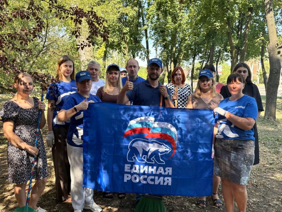 В Ленинском районе г. Донецка в рамках партийного проекта «Городская среда» прошла акция «Чистый четверг», в которой приняли участие сотрудники Управы Ленинского внутригородского района Администрации городского округа Донецк В Ленинском районе г. Донецка в рамках партийного проекта «Городская среда» прошла акция «Чистый четверг», в которой приняли участие сотрудники Управы Ленинского внутригородского района Администрации городского округа Донецк