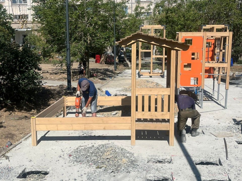 Петербургские строители завершают благоустройство дворов в Мариуполе Петербургские строители завершают благоустройство дворов в Мариуполе