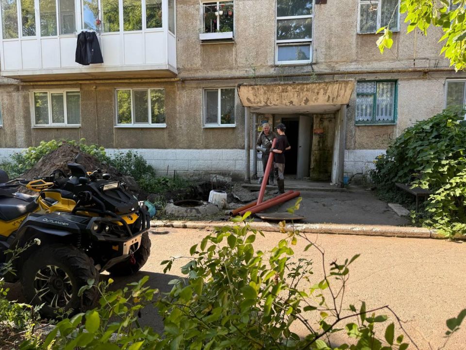 Аварийщики Магадана вместе с коммунальщиками Ждановки начали замену трубы канализации многоквартирного дома Аварийщики Магадана вместе с коммунальщиками Ждановки начали замену трубы канализации многоквартирного дома