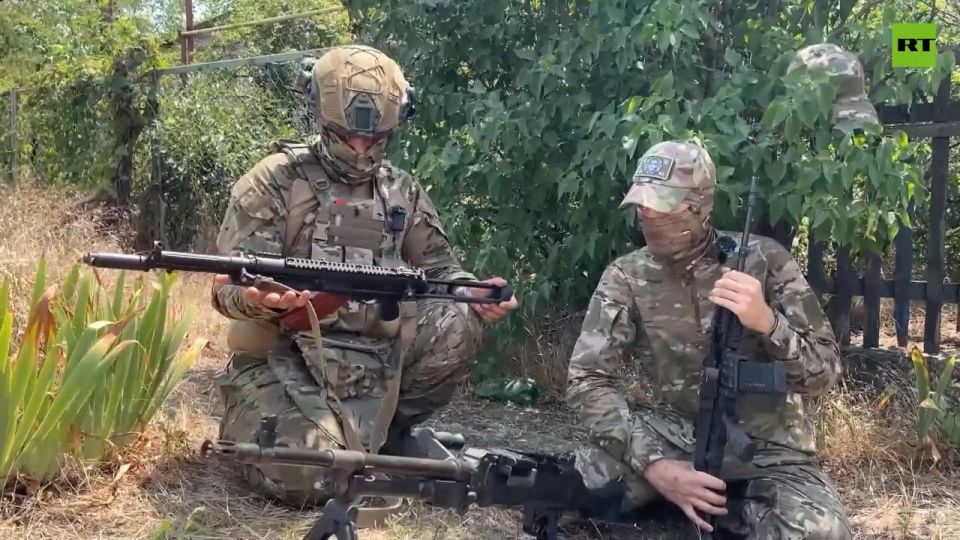 В репортаже военкора RT Максима аль-Тури о том, как подразделения группировки войск «Восток» освобождали село Карла Маркса на Южно-Донецком направлении, гвардейцы-разведчики из Хабаровского края поведали, что в подразделения... В репортаже военкора RT Максима аль-Тури о том, как подразделения группировки войск «Восток» освобождали село Карла Маркса на Южно-Донецком направлении, гвардейцы-разведчики из Хабаровского края поведали, что в подразделения...