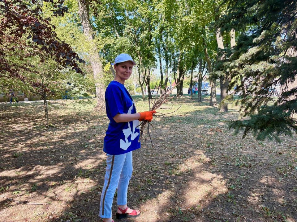 В Ленинском районе г. Донецка в рамках партийного проекта «Городская среда» прошла акция «Чистый четверг», в которой приняли участие сотрудники Управы Ленинского внутригородского района Администрации городского округа Донецк В Ленинском районе г. Донецка в рамках партийного проекта «Городская среда» прошла акция «Чистый четверг», в которой приняли участие сотрудники Управы Ленинского внутригородского района Администрации городского округа Донецк