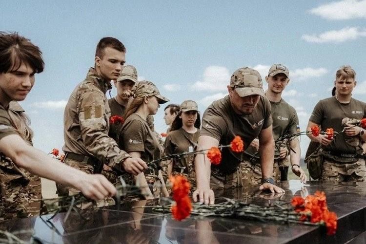 От разбора завалов до адресной помощи: волонтеры из Хакасии и Севастополя завершили гуманитарную миссию в ДНР От разбора завалов до адресной помощи: волонтеры из Хакасии и Севастополя завершили гуманитарную миссию в ДНР