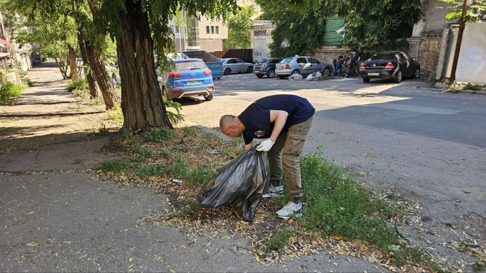 Сегодня в рамках партийного проекта Единой России «Городская среда» в Ворошиловском районе прошла экологическая акция «Чистый четверг» Сегодня в рамках партийного проекта Единой России «Городская среда» в Ворошиловском районе прошла экологическая акция «Чистый четверг»