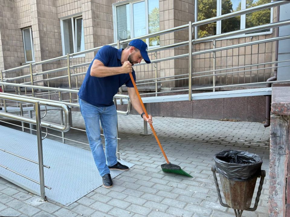 В Ленинском районе г. Донецка в рамках партийного проекта «Городская среда» прошла акция «Чистый четверг», в которой приняли участие сотрудники Управы Ленинского внутригородского района Администрации городского округа Донецк В Ленинском районе г. Донецка в рамках партийного проекта «Городская среда» прошла акция «Чистый четверг», в которой приняли участие сотрудники Управы Ленинского внутригородского района Администрации городского округа Донецк