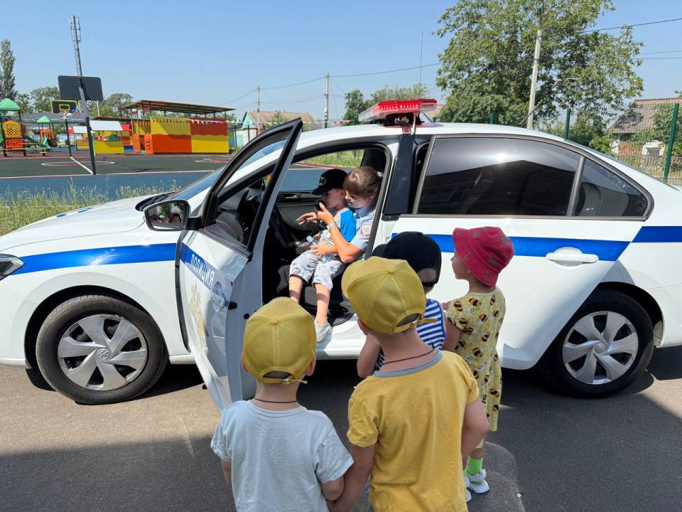 Госавтоинспекторы провели урок безопасности для дошкольников Госавтоинспекторы провели урок безопасности для дошкольников