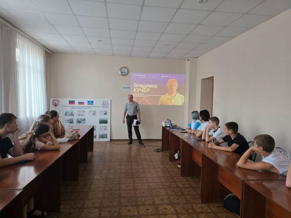 В зале заседаний администрации городского округа Докучаевск прошла встреча в рамках профориентационного проекта «ГосСтарт.Диалог». Этот проект направлен на профессиональную ориентацию молодых людей в возрасте от 14 до 35... В зале заседаний администрации городского округа Докучаевск прошла встреча в рамках профориентационного проекта «ГосСтарт.Диалог». Этот проект направлен на профессиональную ориентацию молодых людей в возрасте от 14 до 35...