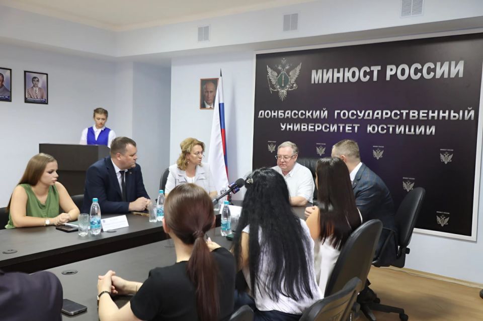 В Донбасском государственном университете юстиции прошла рабочая встреча председателя АЮР Степашина Сергея Вадимовича с представителями РО АЮР в ДНР В Донбасском государственном университете юстиции прошла рабочая встреча председателя АЮР Степашина Сергея Вадимовича с представителями РО АЮР в ДНР