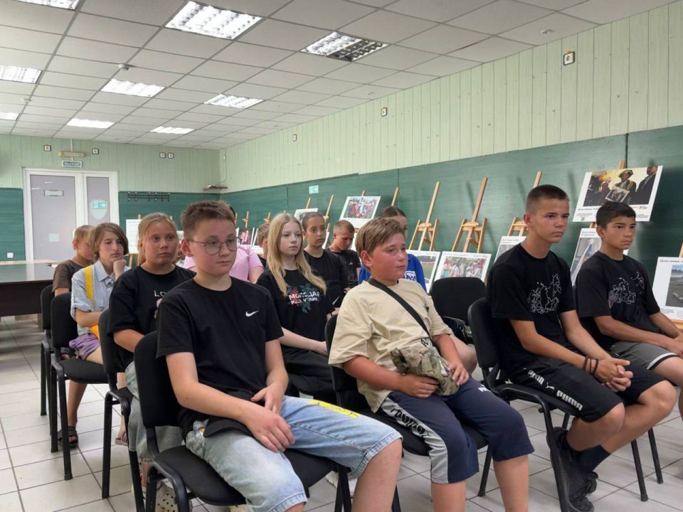 Для более успешной реализация партийного проекта «Старший брат», координатор проекта в Мангушском муниципальном округе, председатель муниципального совета Михаил Валентинович Ставрулов провёл встречу с молодежью... Для более успешной реализация партийного проекта «Старший брат», координатор проекта в Мангушском муниципальном округе, председатель муниципального совета Михаил Валентинович Ставрулов провёл встречу с молодежью...