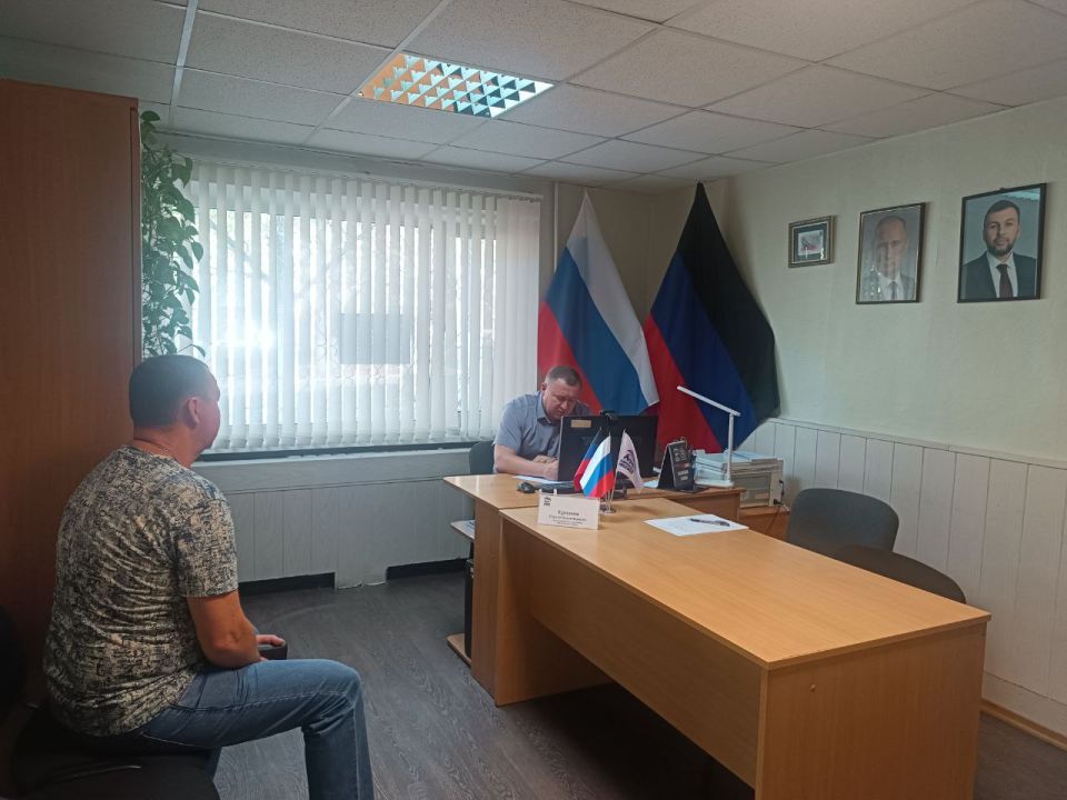 Приём граждан в Общественной приёмной партии "Единая Россия" города Снежное Приём граждан в Общественной приёмной партии "Единая Россия" города Снежное