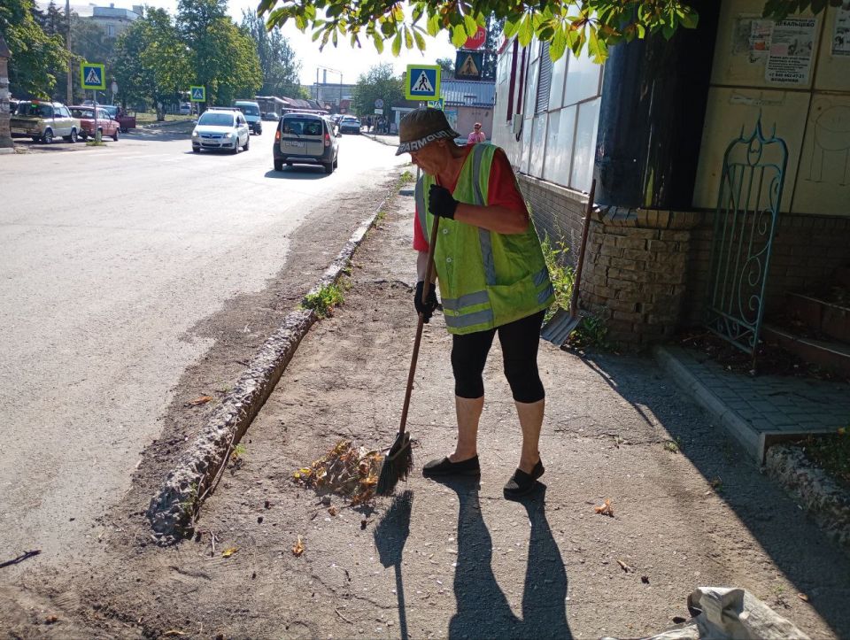 В городском округе Дебальцево продолжаются работы по покосу сорной и карантинной растительности В городском округе Дебальцево продолжаются работы по покосу сорной и карантинной растительности