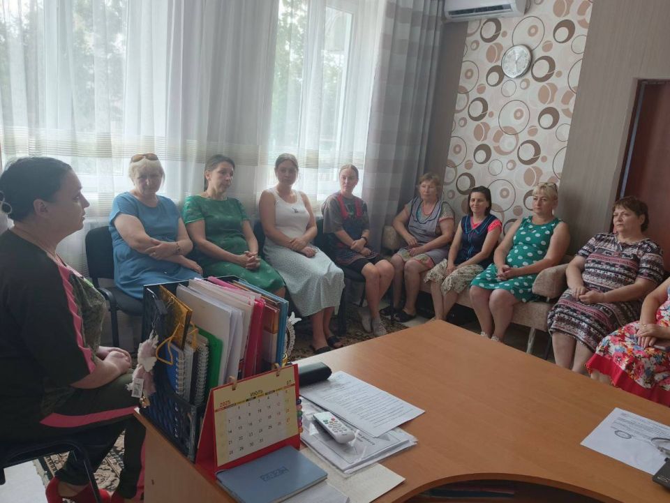 Денис Зубов: Встреча с коллективом. Сегодня, 18 июля, заместитель главы администрации городского округа Иловайск Елена Кочетова провела встречу с трудовым коллективом ГКДОУ «детский сад №3 Ласточка» г. о. Иловайск, на... Денис Зубов: Встреча с коллективом. Сегодня, 18 июля, заместитель главы администрации городского округа Иловайск Елена Кочетова провела встречу с трудовым коллективом ГКДОУ «детский сад №3 Ласточка» г. о. Иловайск, на...