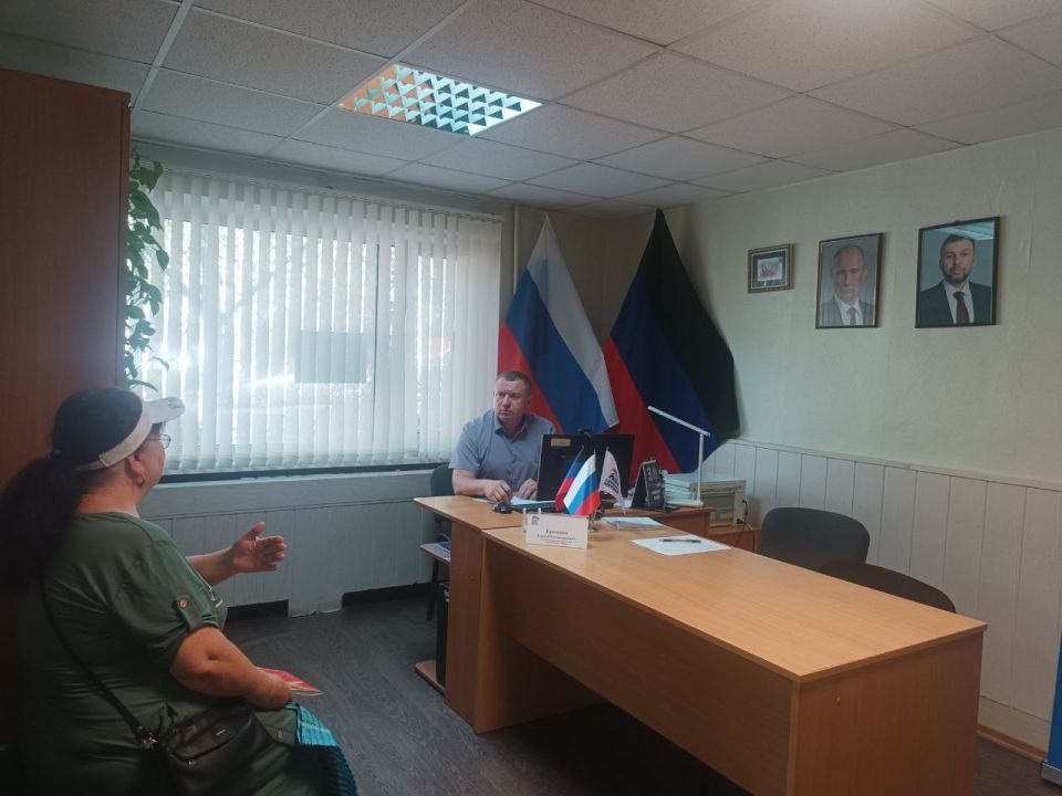 Приём граждан в Общественной приёмной партии "Единая Россия" города Снежное Приём граждан в Общественной приёмной партии "Единая Россия" города Снежное