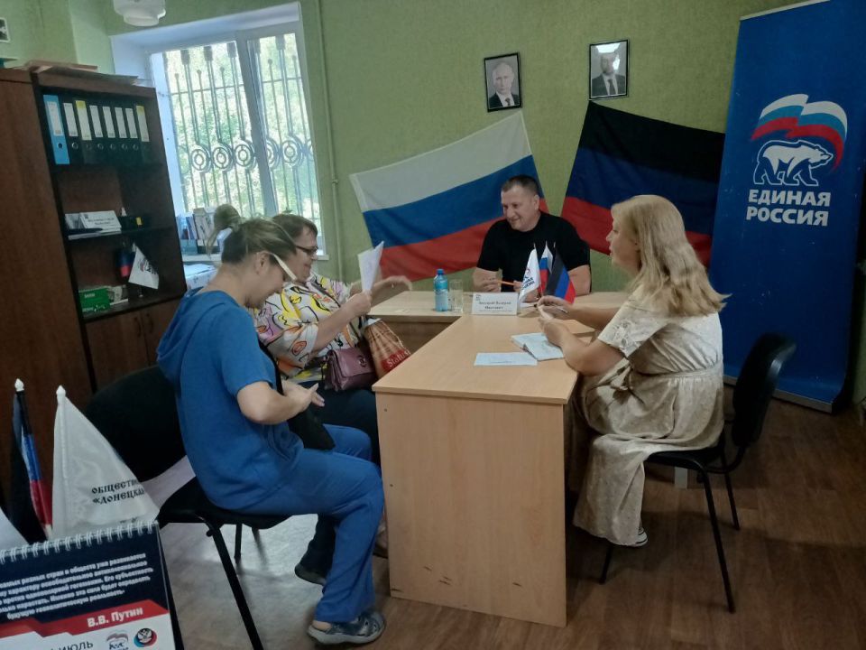 Сегодня, в общественной приемной Всероссийской политической партии «Единая Россия» в городе Светлодарске, заместитель главы администрации Валерий Бессараб Валерий провел прием граждан по личным вопросам Сегодня, в общественной приемной Всероссийской политической партии «Единая Россия» в городе Светлодарске, заместитель главы администрации Валерий Бессараб Валерий провел прием граждан по личным вопросам