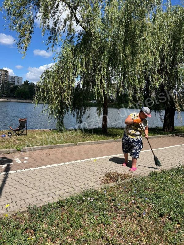Сотрудники Дирекции парков с энтузиазмом продолжают работу по благоустройству зелёных зон: привели в порядок газоны и клумбы, подрезали деревья, также покосили траву Сотрудники Дирекции парков с энтузиазмом продолжают работу по благоустройству зелёных зон: привели в порядок газоны и клумбы, подрезали деревья, также покосили траву