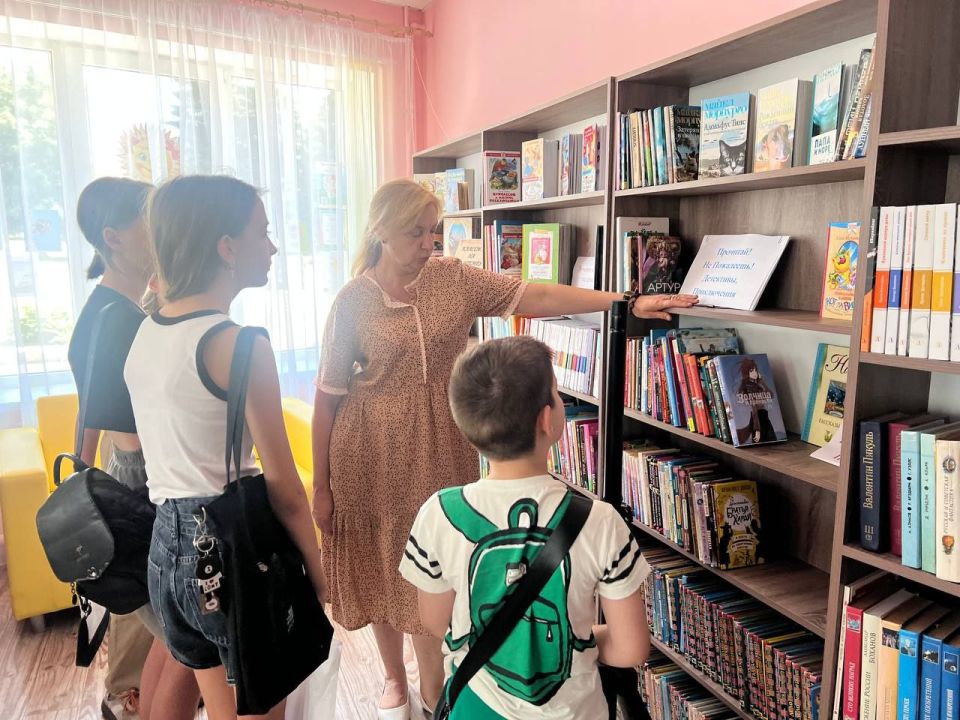 Сегодня, в рамках партийного проекта "Выбирай свое" "Единая Россия", прошла увлекательная экскурсия для юных жителей Дебальцево в Муниципальное бюджетное учреждение "Центральная библиотечная система города Дебальцево" Сегодня, в рамках партийного проекта "Выбирай свое" "Единая Россия", прошла увлекательная экскурсия для юных жителей Дебальцево в Муниципальное бюджетное учреждение "Центральная библиотечная система города Дебальцево"