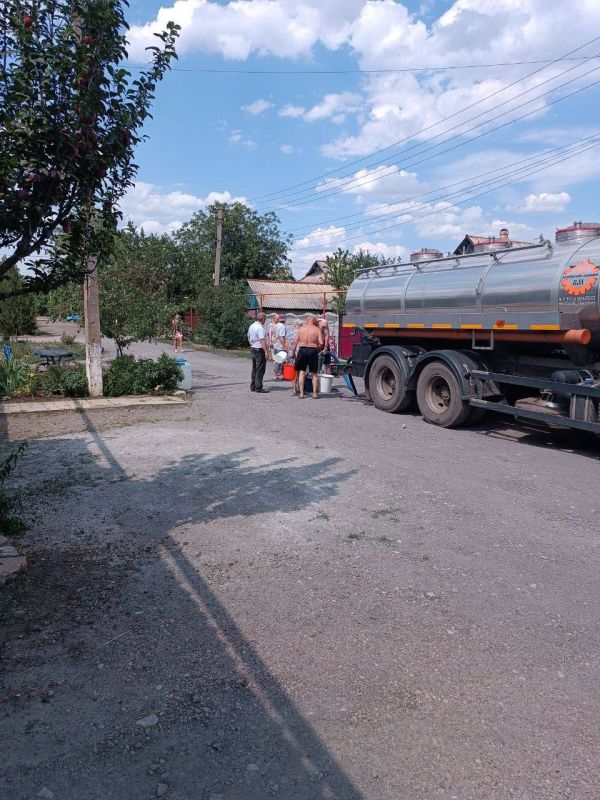 В Кировском помогают жителям, оставшимся без водоснабжения В Кировском помогают жителям, оставшимся без водоснабжения