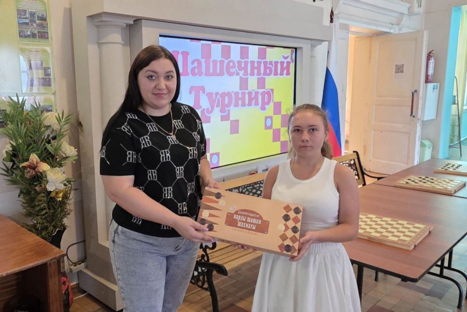 Шашечный турнир. В Докучаевске к Международному дню шахмат прошел турнир по шашкам между активной молодежью и демобилизированными участниками СВО Шашечный турнир. В Докучаевске к Международному дню шахмат прошел турнир по шашкам между активной молодежью и демобилизированными участниками СВО