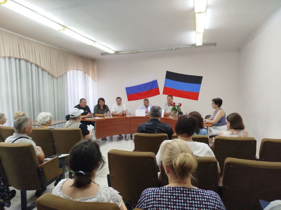 Валентин Левченко: Сегодня в нашем районе, под председательством депутата Донецкого городского совета, руководителя комитета по вопросам городского хозяйства и муниципальной собственности Сергея Скиданова, прошло выездное... Валентин Левченко: Сегодня в нашем районе, под председательством депутата Донецкого городского совета, руководителя комитета по вопросам городского хозяйства и муниципальной собственности Сергея Скиданова, прошло выездное...