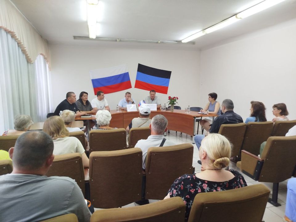 Валентин Левченко: Сегодня в нашем районе, под председательством депутата Донецкого городского совета, руководителя комитета по вопросам городского хозяйства и муниципальной собственности Сергея Скиданова, прошло выездное... Валентин Левченко: Сегодня в нашем районе, под председательством депутата Донецкого городского совета, руководителя комитета по вопросам городского хозяйства и муниципальной собственности Сергея Скиданова, прошло выездное...