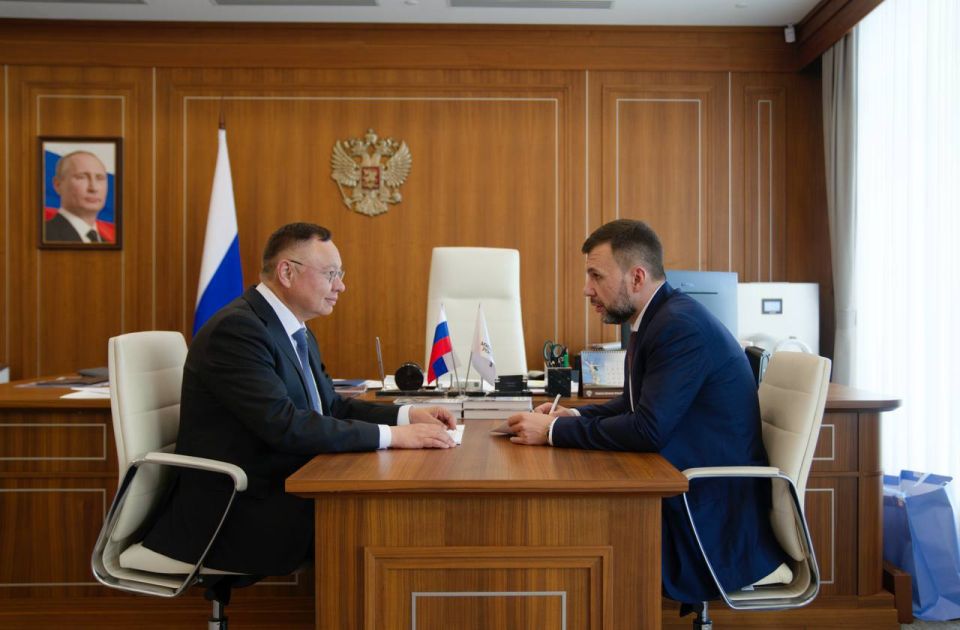 Глава Минстроя России Ирек Файзуллин c Главой Донецкой Народной Республики Денисом Пушилиным обсудил актуальные вопросы и ключевые проекты, в том числе направленные на улучшение водоснабжения и восстановления региона