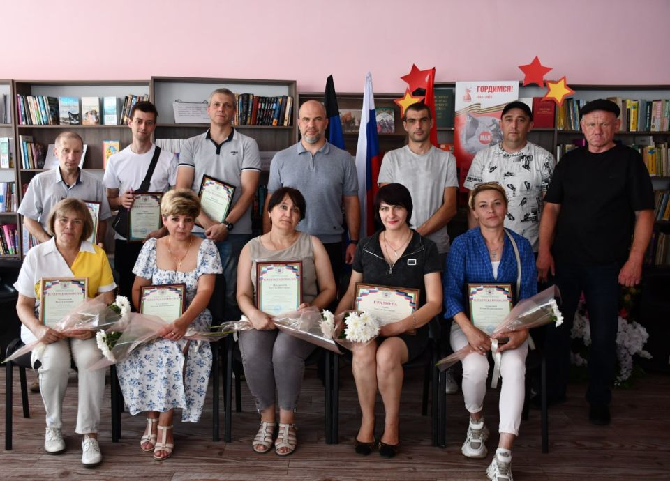 Сегодня в Дебальцево состоялось торжественное мероприятие, посвященное Дню металлурга, объединившее действующих работников "Дебальцевского завода металлургического машиностроения" и всех, кто ценит труд металлургов Сегодня в Дебальцево состоялось торжественное мероприятие, посвященное Дню металлурга, объединившее действующих работников "Дебальцевского завода металлургического машиностроения" и всех, кто ценит труд металлургов