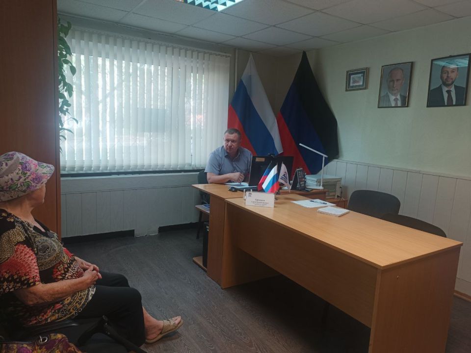 Приём граждан в Общественной приёмной партии "Единая Россия" города Снежное Приём граждан в Общественной приёмной партии "Единая Россия" города Снежное