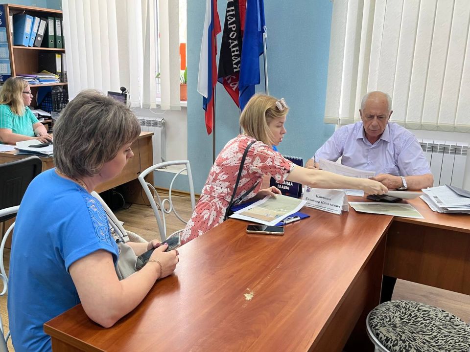 Сегодня заместитель главы Администрации муниципального образования городского округа Харцызск Владимир Панченко провел прием граждан в общественной приемной партии «Единая Россия» Сегодня заместитель главы Администрации муниципального образования городского округа Харцызск Владимир Панченко провел прием граждан в общественной приемной партии «Единая Россия»