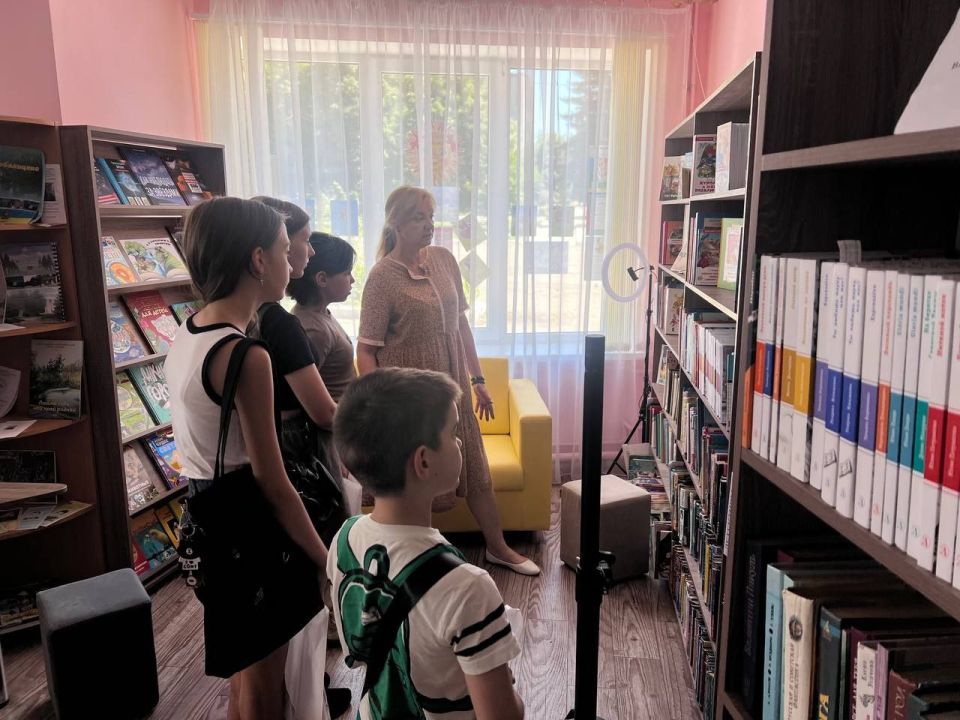 Сегодня, в рамках партийного проекта "Выбирай свое" "Единая Россия", прошла увлекательная экскурсия для юных жителей Дебальцево в Муниципальное бюджетное учреждение "Центральная библиотечная система города Дебальцево" Сегодня, в рамках партийного проекта "Выбирай свое" "Единая Россия", прошла увлекательная экскурсия для юных жителей Дебальцево в Муниципальное бюджетное учреждение "Центральная библиотечная система города Дебальцево"
