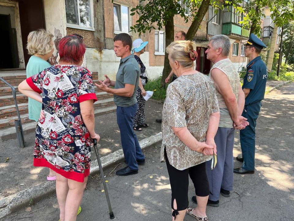 Во исполнение поручения Главы Донецкой Народной Республики Дениса Владимировича Пушилина о постоянном диалоге с населением, сегодня, заместитель главы администрации городского округа Дебальцево Евгений Глебов совместно с... Во исполнение поручения Главы Донецкой Народной Республики Дениса Владимировича Пушилина о постоянном диалоге с населением, сегодня, заместитель главы администрации городского округа Дебальцево Евгений Глебов совместно с...