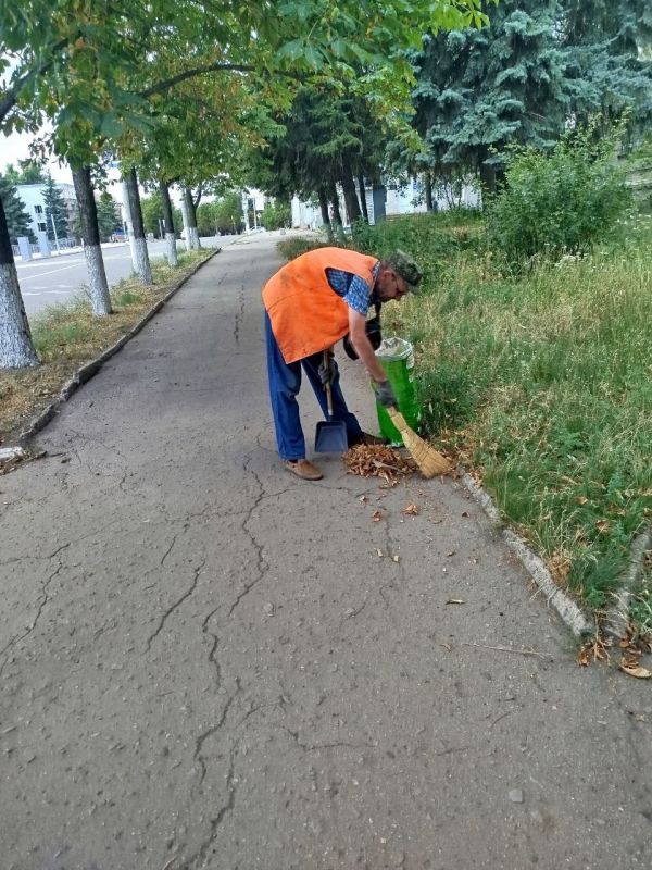 Коммунальщики Снежного продолжают благоустраивать территории общего пользования Коммунальщики Снежного продолжают благоустраивать территории общего пользования