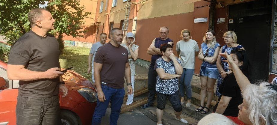 Сергей Прокопенко: Сегодня вместе с коллегами депутатами Народного Совета Мариной Каплянок и Юрием Афендиковым встретились с жителями дома №191Г по улице Петровского в г. Донецке для обсуждения насущных проблем Сергей Прокопенко: Сегодня вместе с коллегами депутатами Народного Совета Мариной Каплянок и Юрием Афендиковым встретились с жителями дома №191Г по улице Петровского в г. Донецке для обсуждения насущных проблем