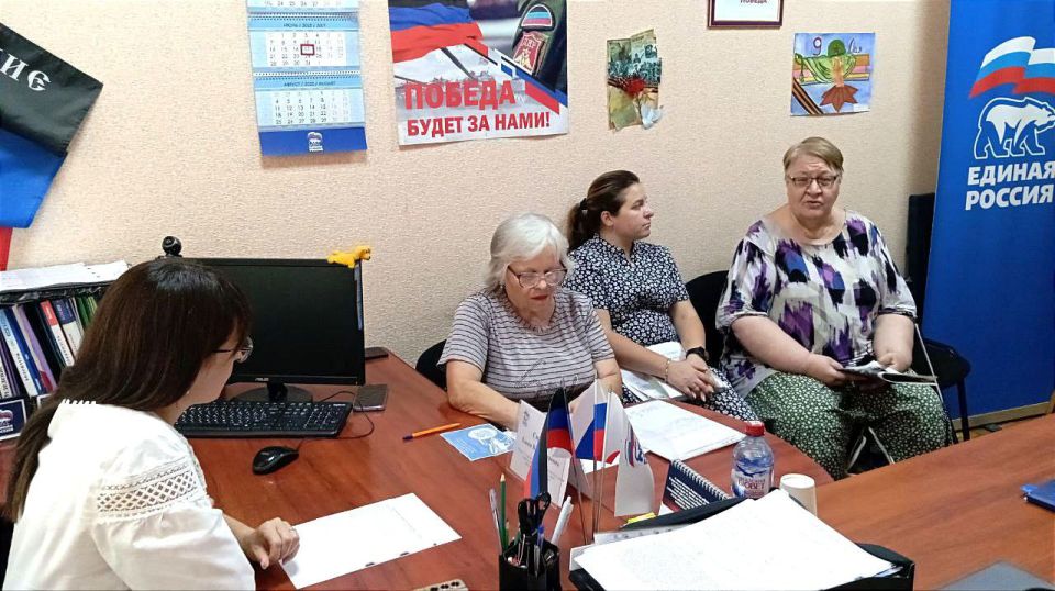 Руководитель Управы Калининского внутригородского района Администрации городского округа Донецк Елена Синецкая провела приём граждан в общественной приёмной Всероссийской политической партии «Единая Россия» Руководитель Управы Калининского внутригородского района Администрации городского округа Донецк Елена Синецкая провела приём граждан в общественной приёмной Всероссийской политической партии «Единая Россия»