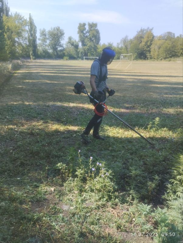 В городском округе Дебальцево продолжаются работы по покосу сорной и карантинной растительности В городском округе Дебальцево продолжаются работы по покосу сорной и карантинной растительности