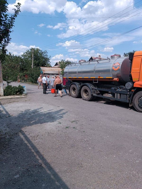 В Кировском помогают жителям, оставшимся без водоснабжения В Кировском помогают жителям, оставшимся без водоснабжения