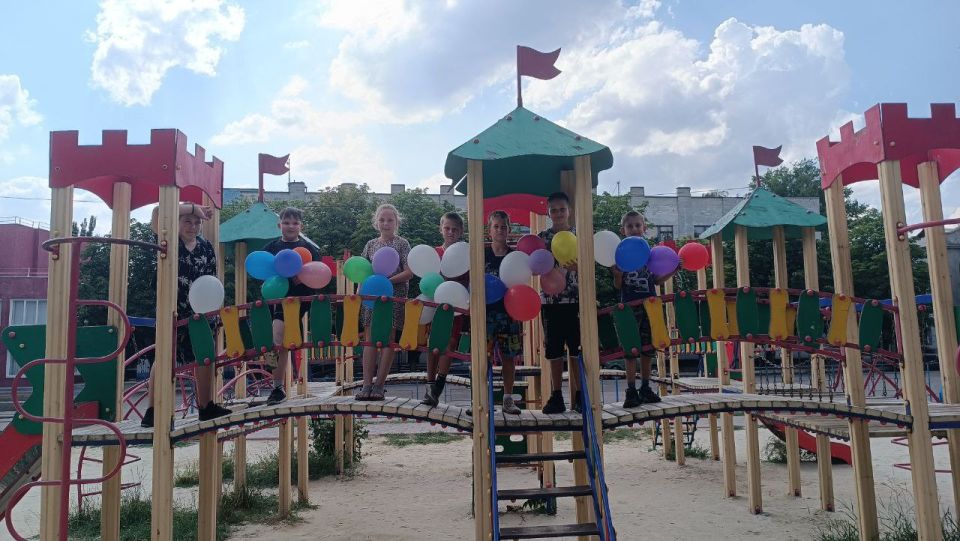 МБУ "Центр Культуры и Досуга города Дебальцево" подарил юным жителям города взрыв положительных эмоций, организовав яркую развлекательную программу "Воздушная радость", посвященную Дню воздушных шаров МБУ "Центр Культуры и Досуга города Дебальцево" подарил юным жителям города взрыв положительных эмоций, организовав яркую развлекательную программу "Воздушная радость", посвященную Дню воздушных шаров