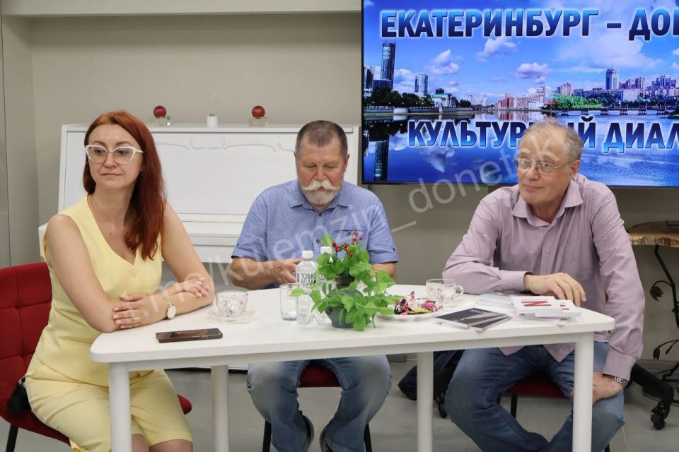 Сегодня в импровизированном литературном кафе «Донлитка» Центральной городской библиотеки прошла встреча «Екатеринбург – Донецк. Культурный диалог» Сегодня в импровизированном литературном кафе «Донлитка» Центральной городской библиотеки прошла встреча «Екатеринбург – Донецк. Культурный диалог»
