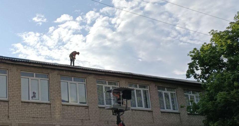 Виктория Жукова: Ведутся работы по восстановлению кровли школы №19, пострадавшей от недавнего урагана Виктория Жукова: Ведутся работы по восстановлению кровли школы №19, пострадавшей от недавнего урагана