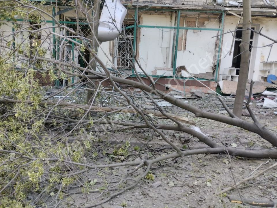 В результате обстрела ВСУ в Донецке помимо многоквартирного дома на Университетской улице пострадала территория Республиканского травматологического центра, повреждены окна в корпусах и трансформаторная подстанция, сообщил... В результате обстрела ВСУ в Донецке помимо многоквартирного дома на Университетской улице пострадала территория Республиканского травматологического центра, повреждены окна в корпусах и трансформаторная подстанция, сообщил...