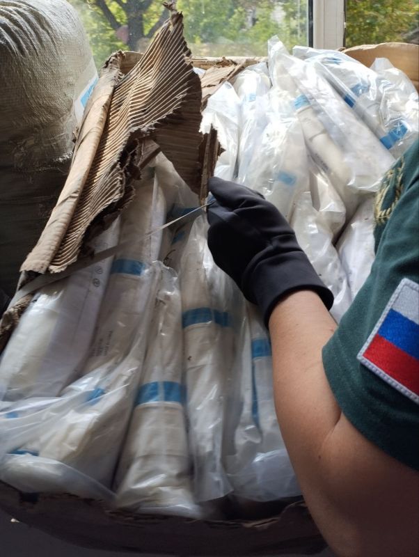 Выражаем большую благодарность КОМИТЕТУ СЕМЕЙ ВОИНОВ ОТЕЧЕСТВА от Патриаршей Гуманитарной Миссии города Донецка в лице руководителя Елены Владимировны Смоляк, сотрудников и подопечных за гуманитарный груз в виде: Выражаем большую благодарность КОМИТЕТУ СЕМЕЙ ВОИНОВ ОТЕЧЕСТВА от Патриаршей Гуманитарной Миссии города Донецка в лице руководителя Елены Владимировны Смоляк, сотрудников и подопечных за гуманитарный груз в виде:
