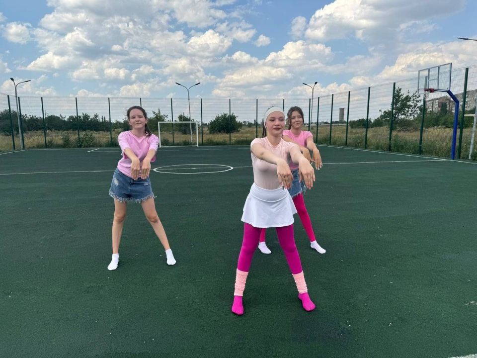 "Спортивный TikTok-танец". Целиковская Анна, Васильева Оксана и Васильева Мария, юнармеецы ВПК «Тайфун» МБОУ ДОД "ДДТ Г. КИРОВСКОЕ" м. о. Шахтёрский», принимают участие в онлайн-челлендже «Сила в движении» "Спортивный TikTok-танец". Целиковская Анна, Васильева Оксана и Васильева Мария, юнармеецы ВПК «Тайфун» МБОУ ДОД "ДДТ Г. КИРОВСКОЕ" м. о. Шахтёрский», принимают участие в онлайн-челлендже «Сила в движении»