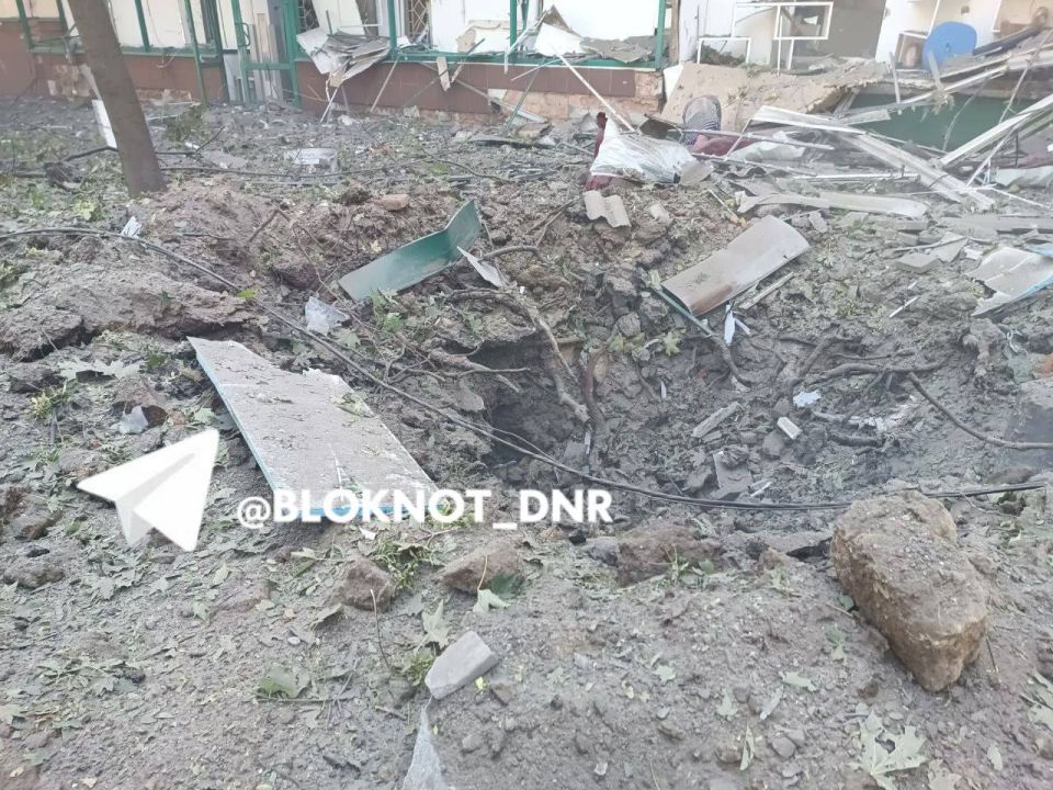 Воронка от прилета возле жилого дома в центре Донецка Воронка от прилета возле жилого дома в центре Донецка