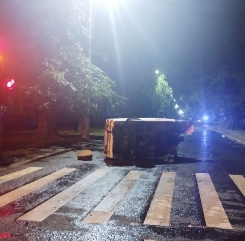 Полицейские устанавливают обстоятельства ДТП в центре Донецка Полицейские устанавливают обстоятельства ДТП в центре Донецка